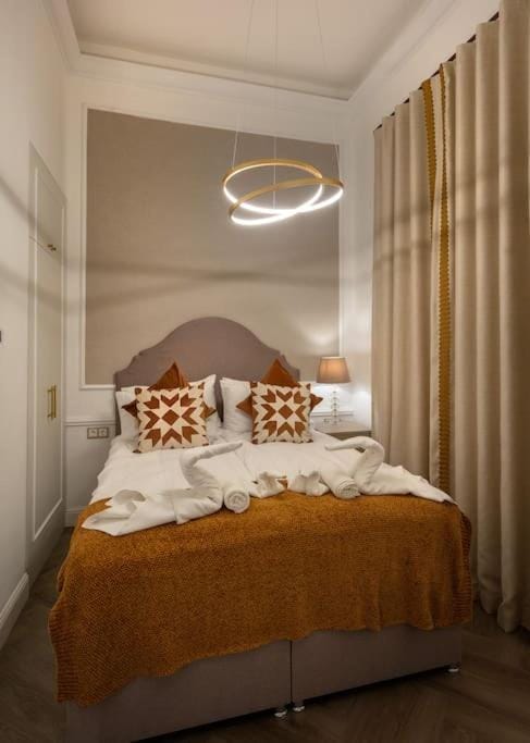 OrangeHomes Luxury apartment next to Gellért Hill Apartment in Budapest