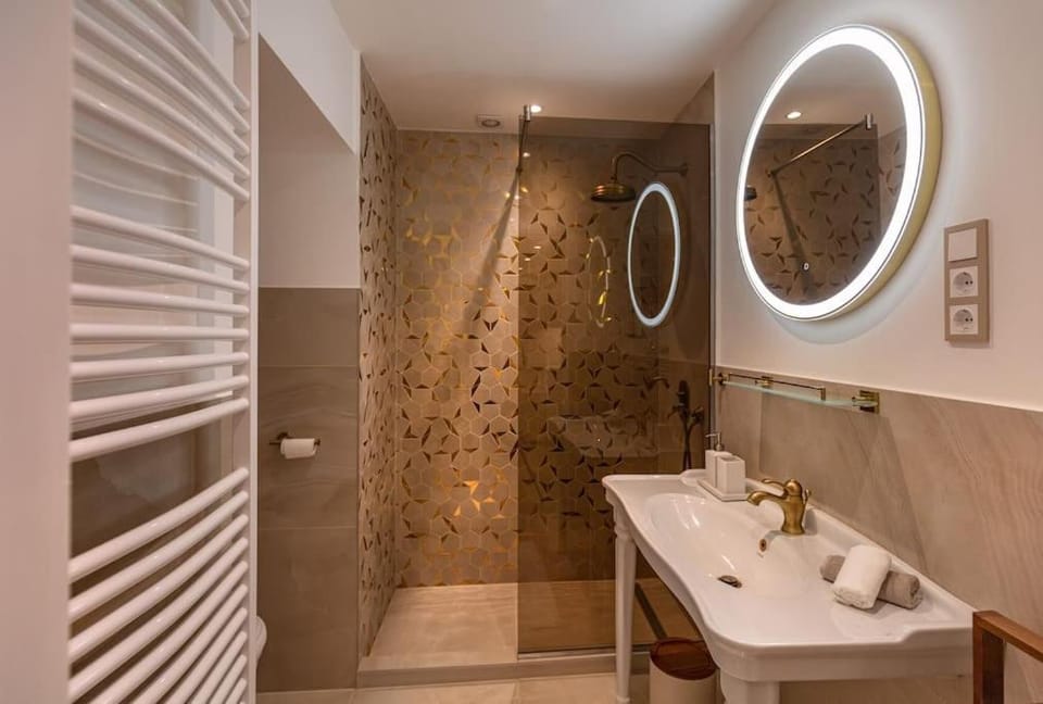 OrangeHomes Luxury apartment next to Gellért Hill Apartment in Budapest