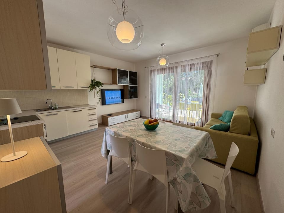 Garden, TV and multimedia, Kitchen or kitchenette, Living room, Seating area, Dining area, stove, stove, kitchen