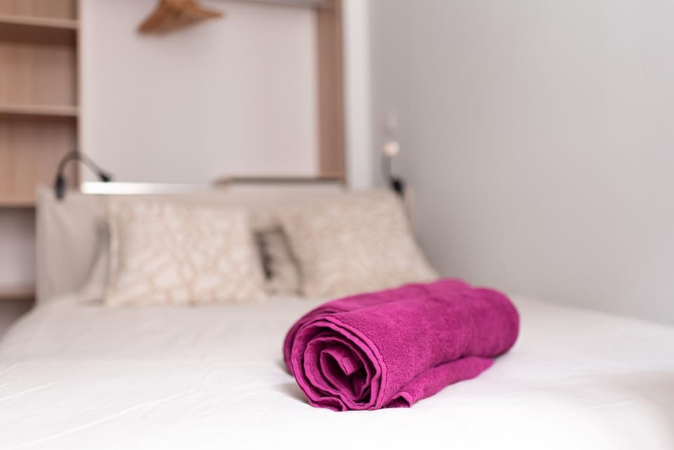 Bed, towels