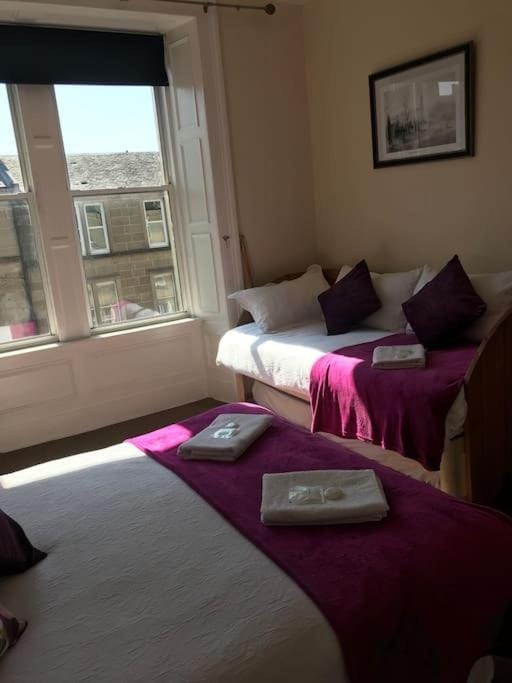 Central 3 bedrooms apartment for upto 6 Apartment in Edinburgh