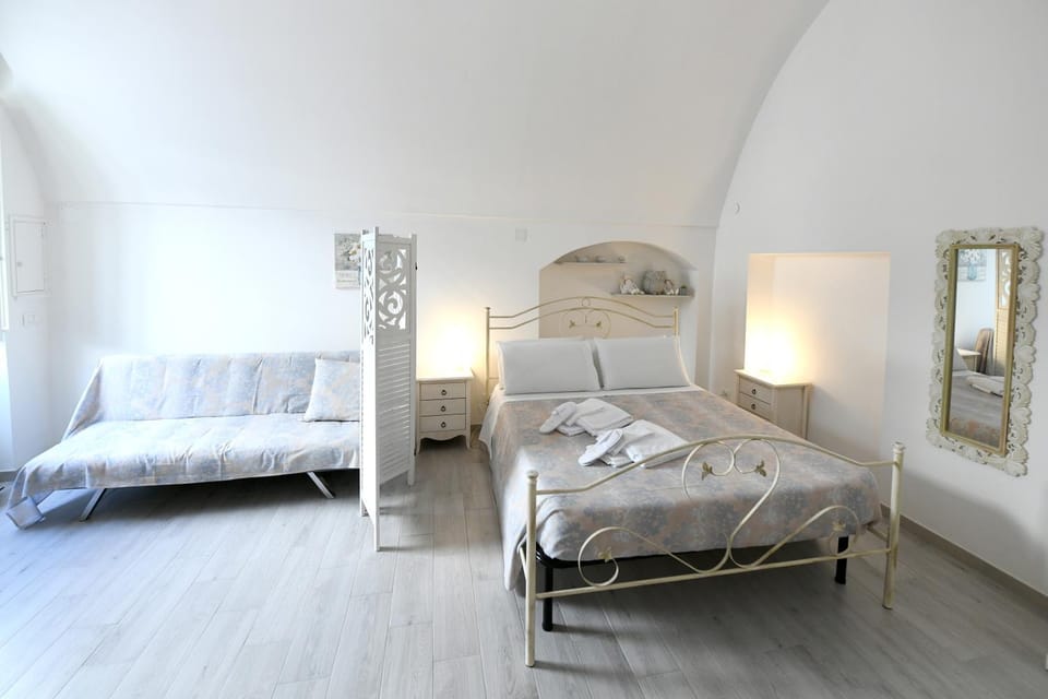Bed, Photo of the whole room, towels