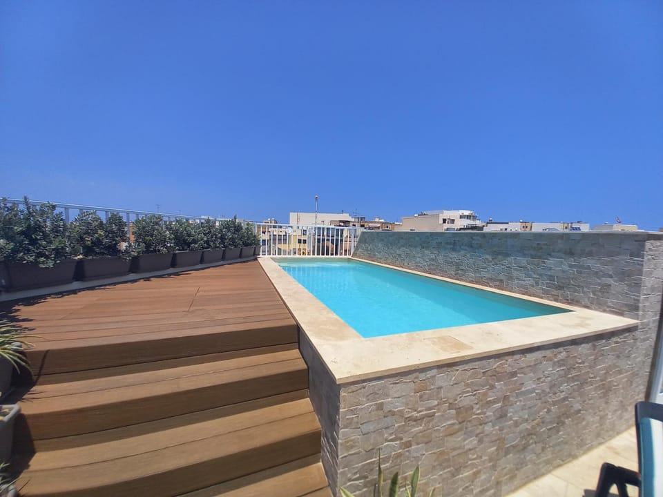 Swimming pool, Swimming pool