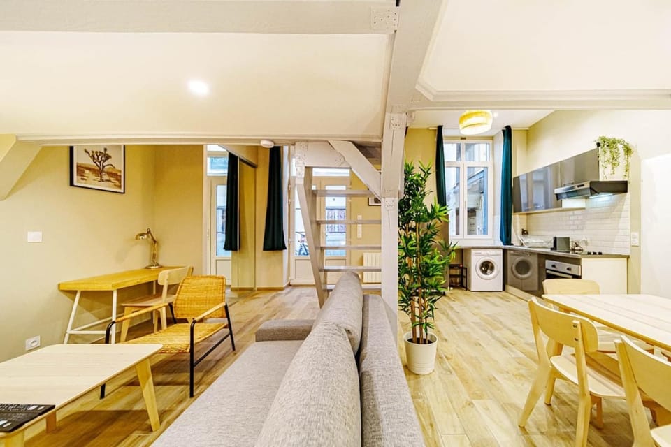The Montesquieu Loft - Spacious 6 People - Saxe Gambetta Apartment in Lyon