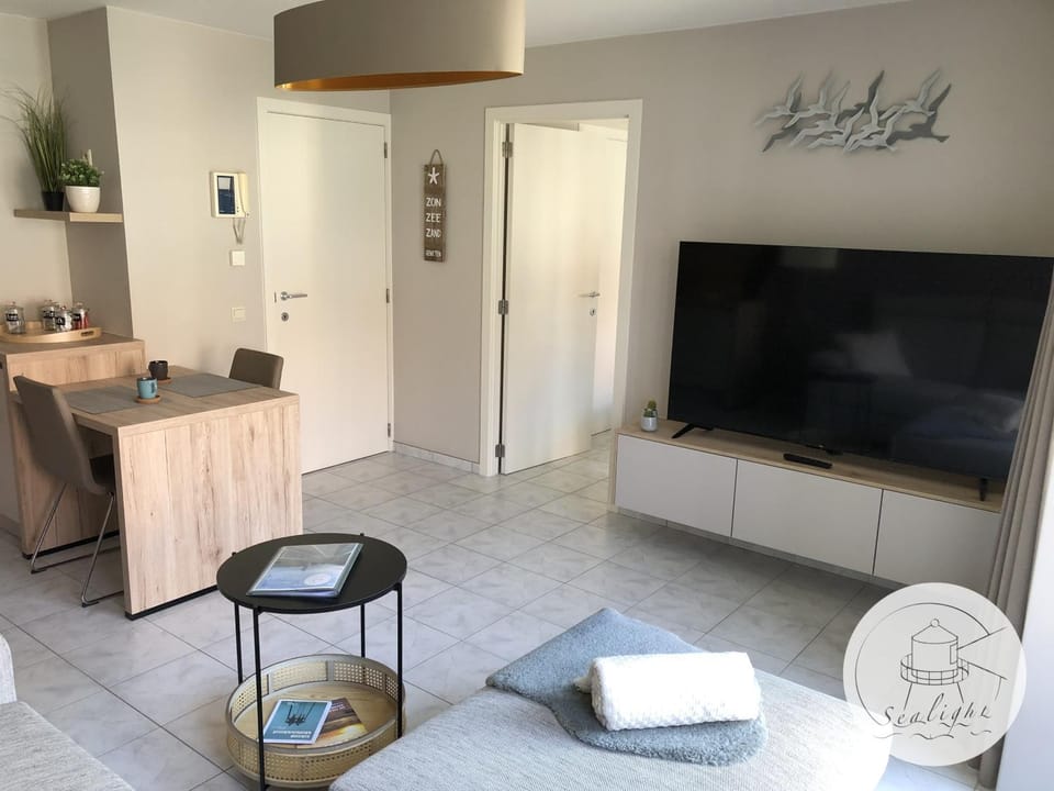 TV and multimedia, Kitchen or kitchenette, Living room, Seating area
