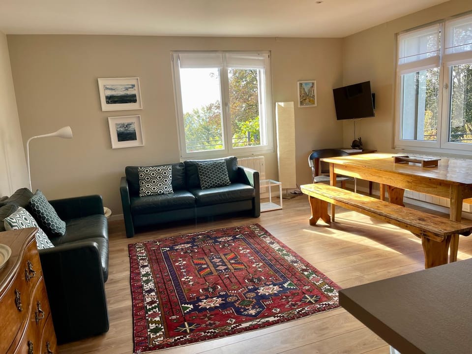 Living room, Seating area, Dining area, Meals
