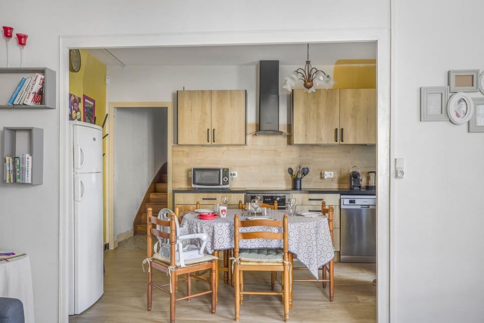 Property building, Kitchen or kitchenette, Living room