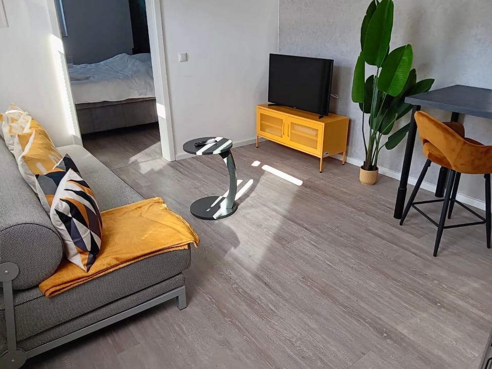 TV and multimedia, Living room, Seating area, Evening entertainment