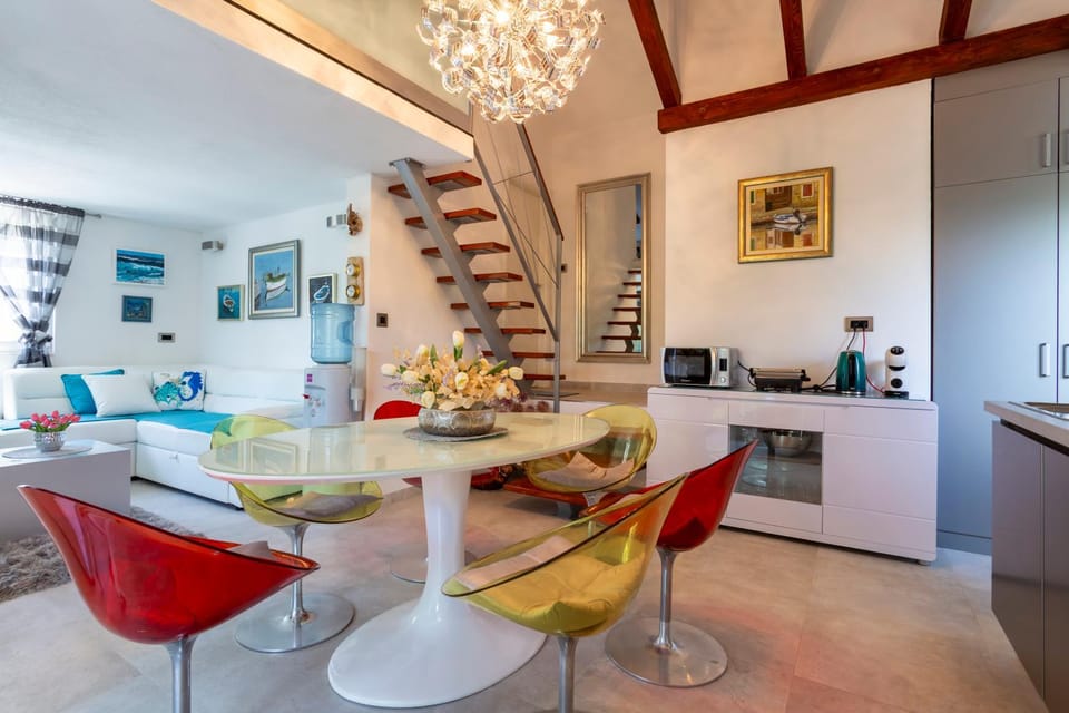 Coffee/tea facilities, Kitchen or kitchenette, Living room, Seating area, Dining area, minibar, pet friendly