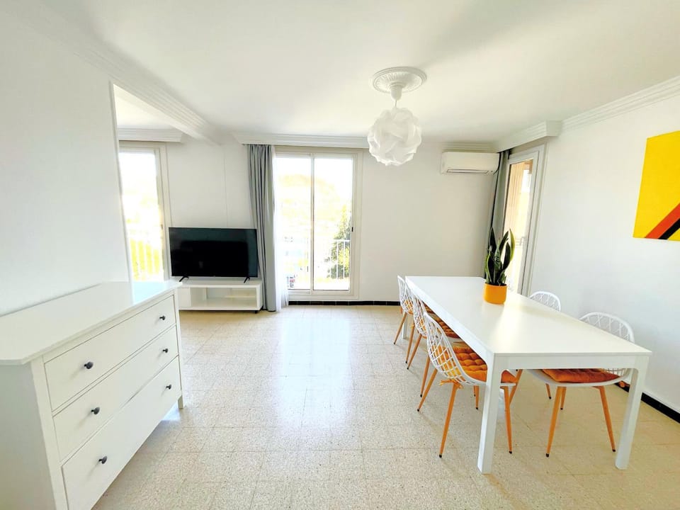 Communal lounge/ TV room, TV and multimedia, Living room, Dining area