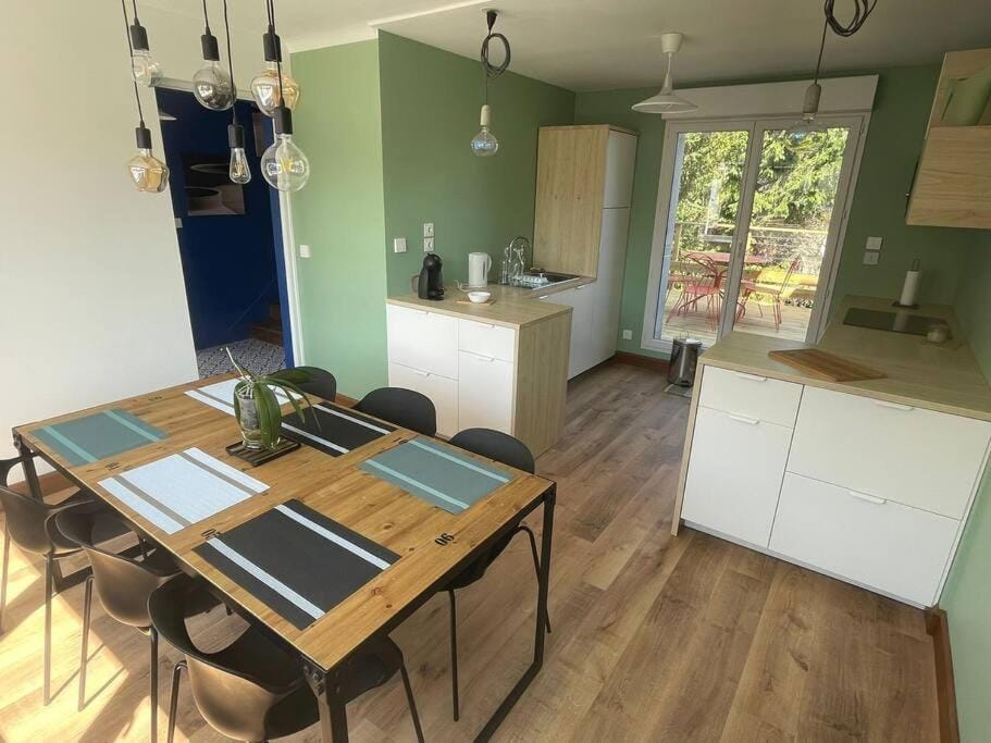 Kitchen or kitchenette, Dining area