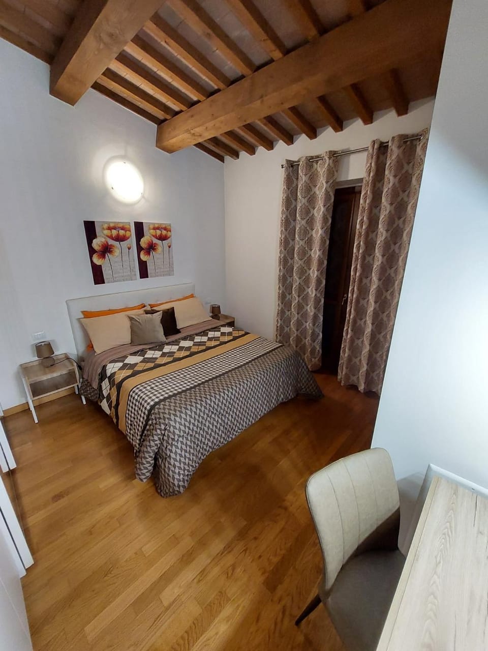 Photo of the whole room, Bedroom