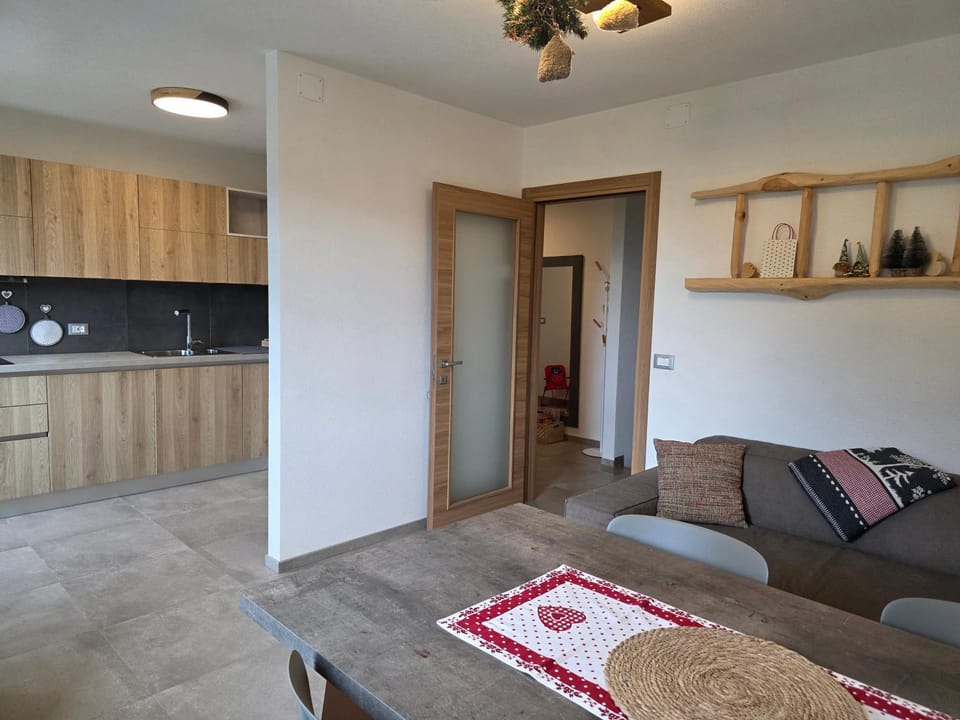 Dining area, kitchen