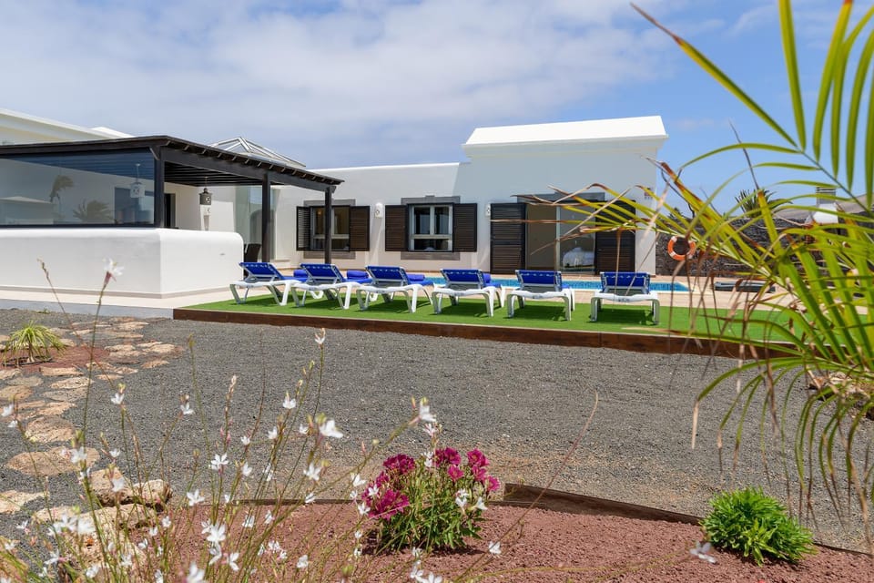 Property building, Day, Garden, Garden view, Pool view, Swimming pool, sunbed