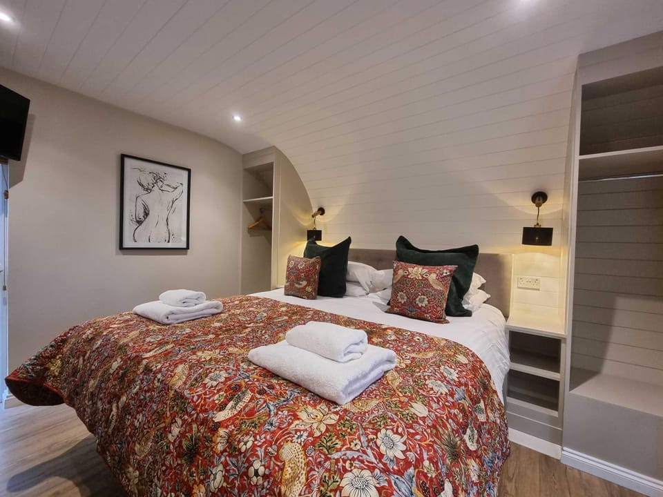 Bed, Bedroom, towels