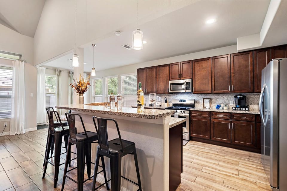 City Escape BBQ Yard WiFi Games Pets Welcome House in Harris County