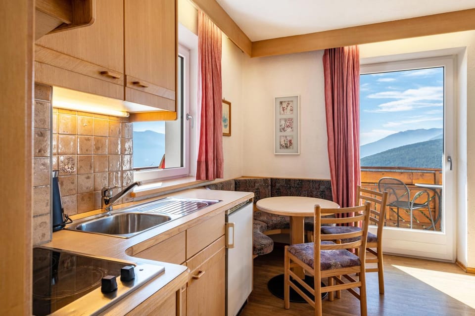 Property building, Kitchen or kitchenette, Living room