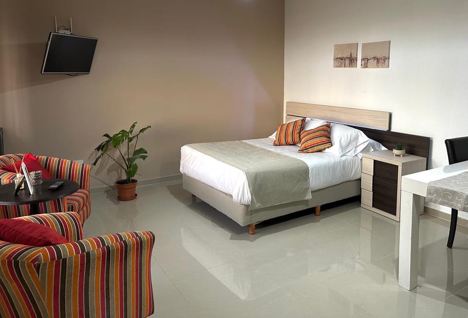 Bed, TV and multimedia, Living room, Photo of the whole room