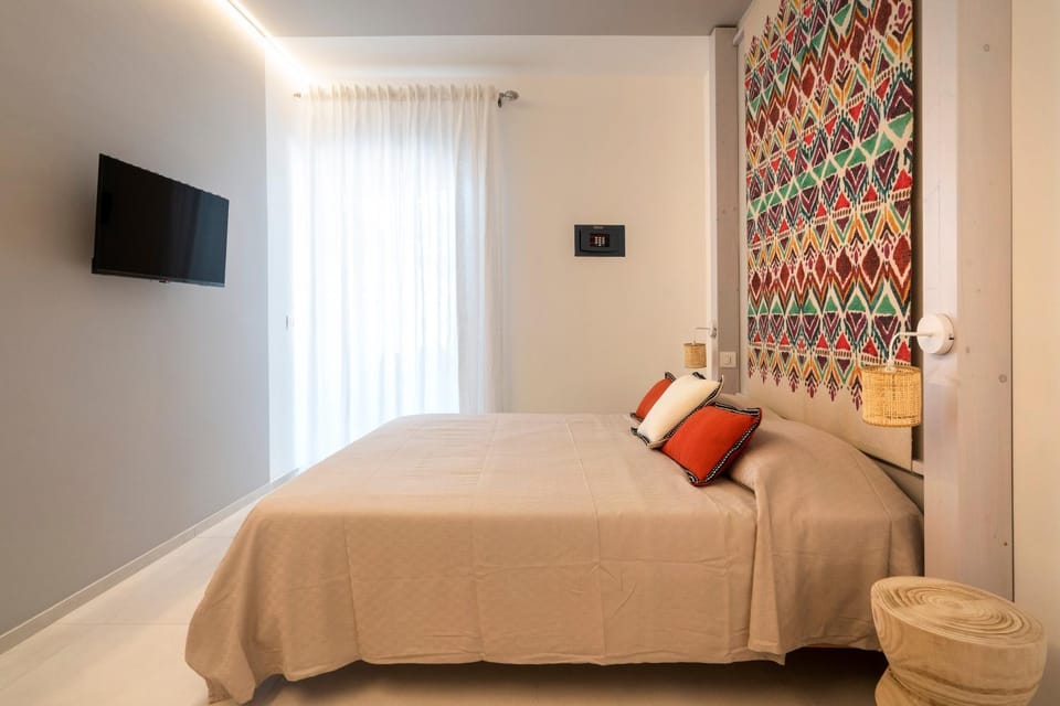 Bed, TV and multimedia, Photo of the whole room, Bedroom