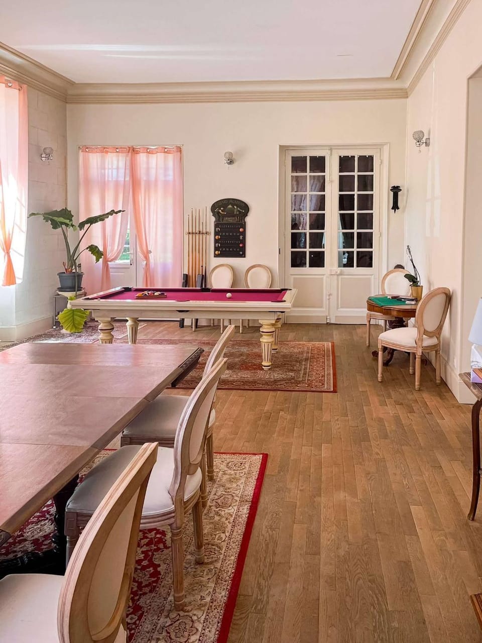Restaurant/places to eat, Billiard, Game Room, Seating area