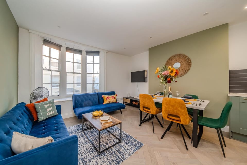 Living room, Seating area, Dining area