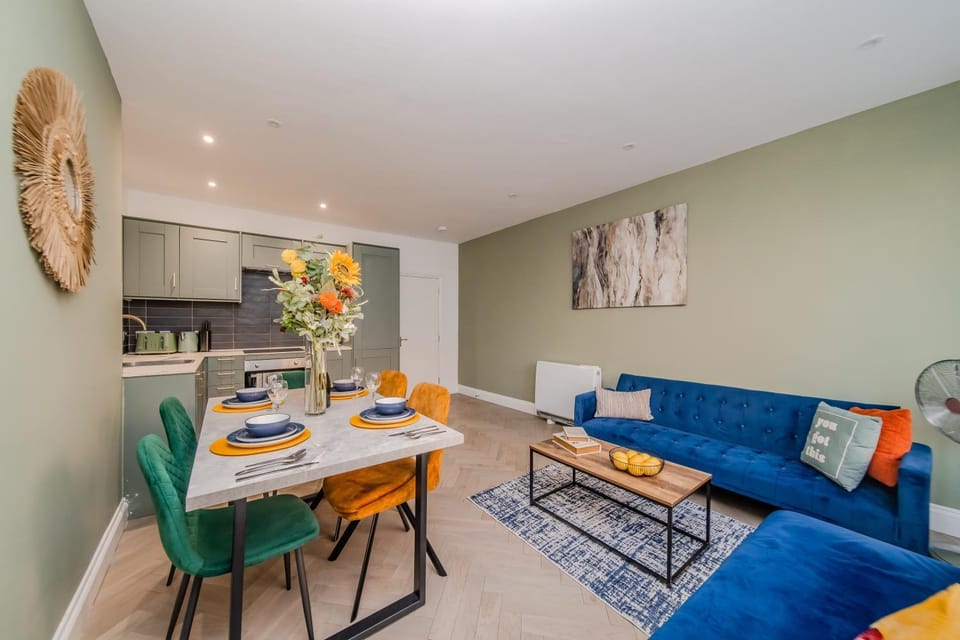 Kitchen or kitchenette, Living room, Seating area, Dining area