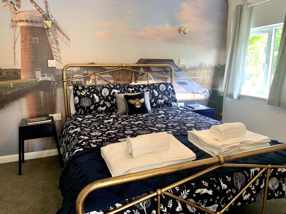 Bed, Bedroom, towels