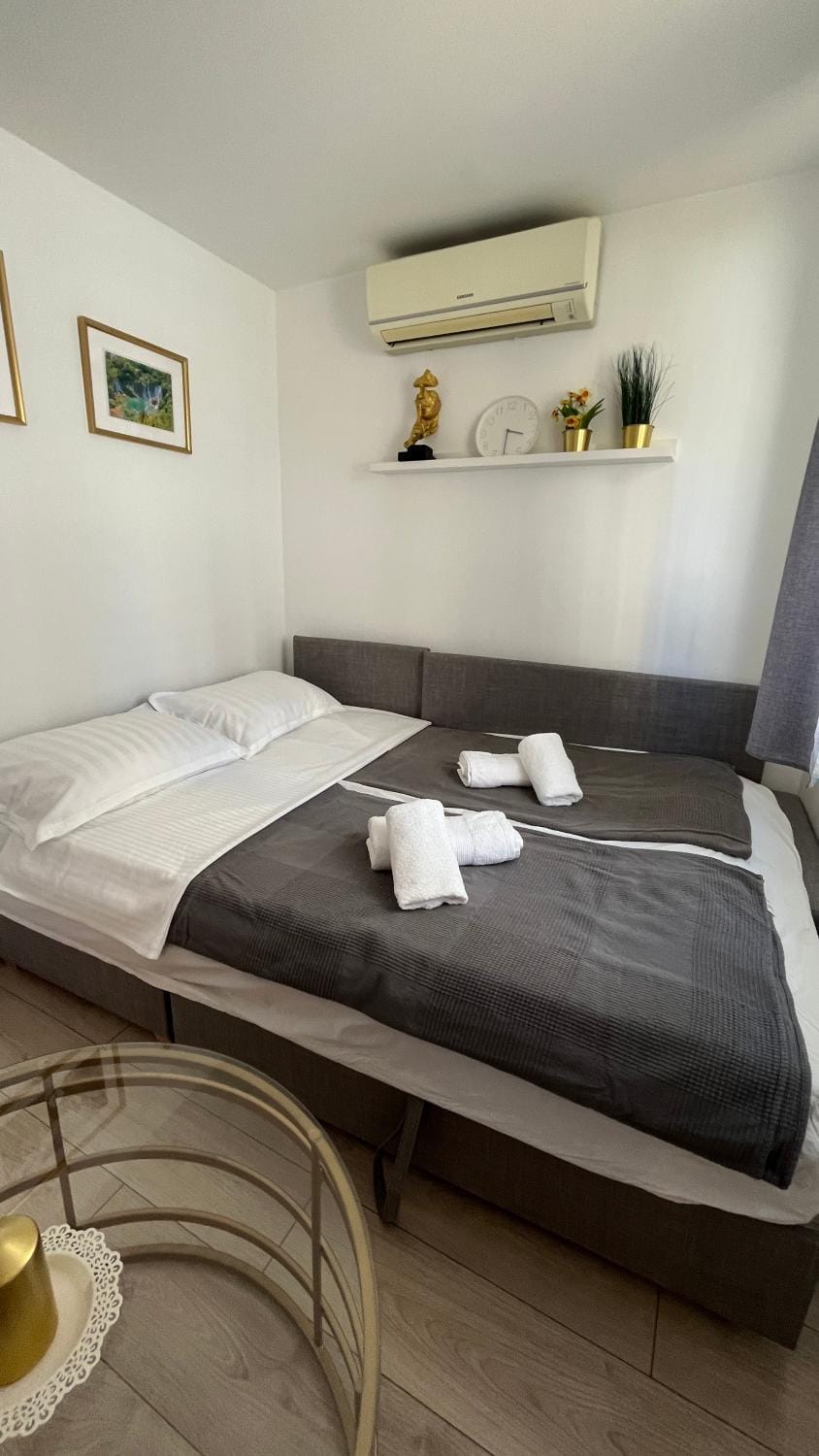 Bed, air conditioner