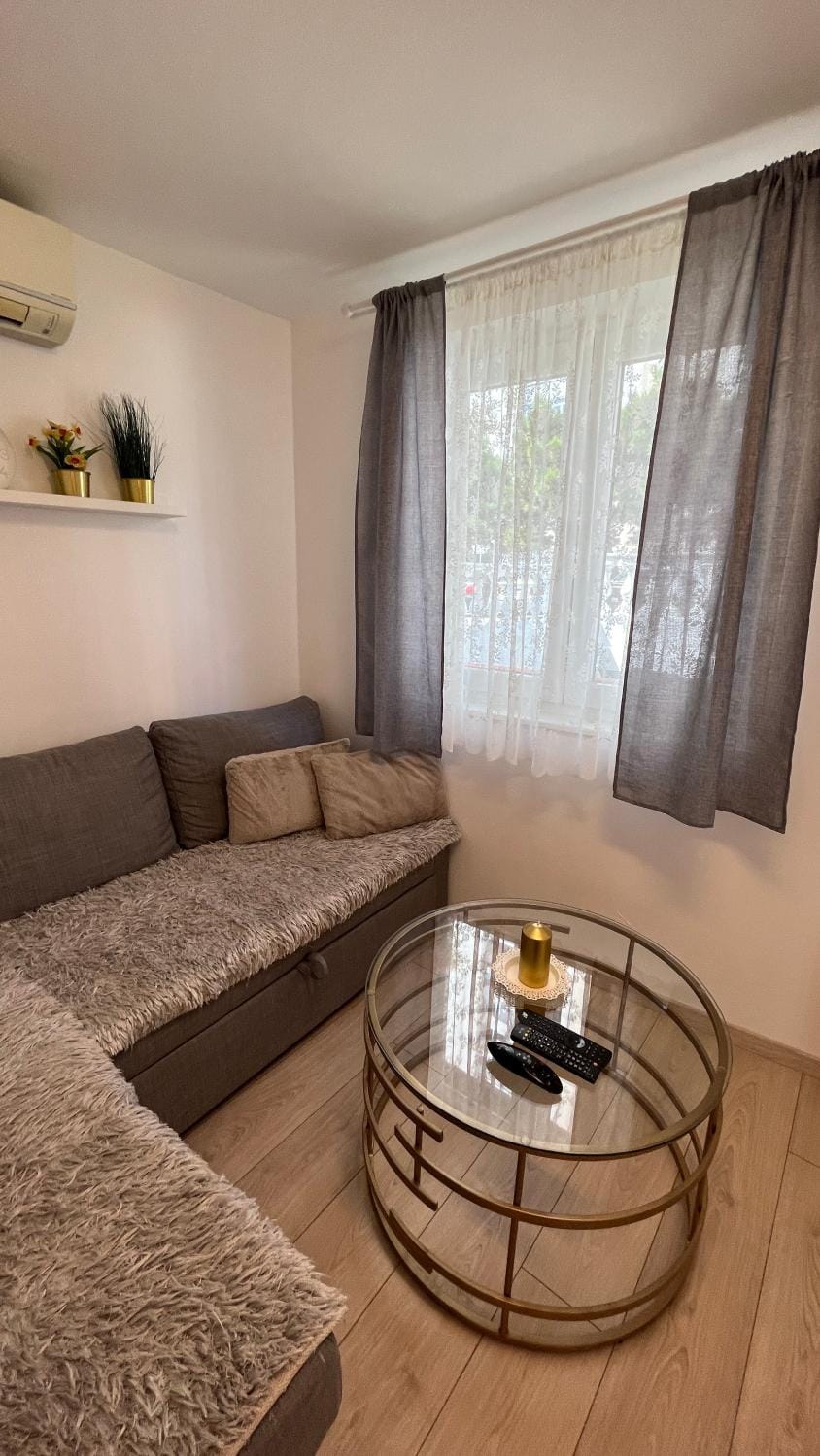 Living room, Seating area, air conditioner