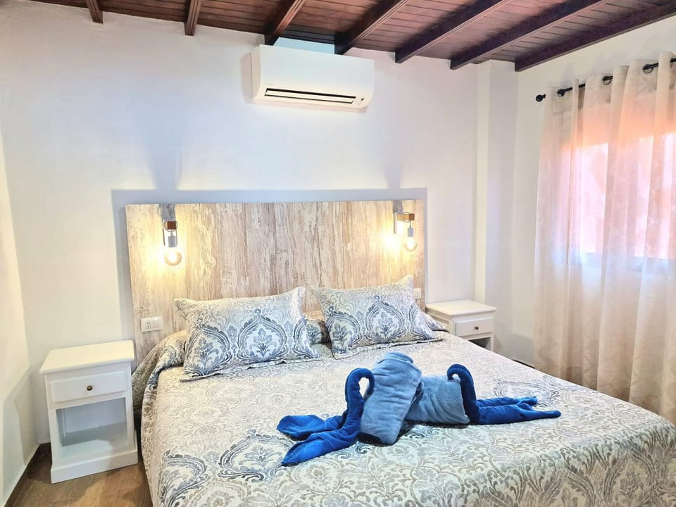 Bed, Photo of the whole room, Bedroom, towels, air conditioner