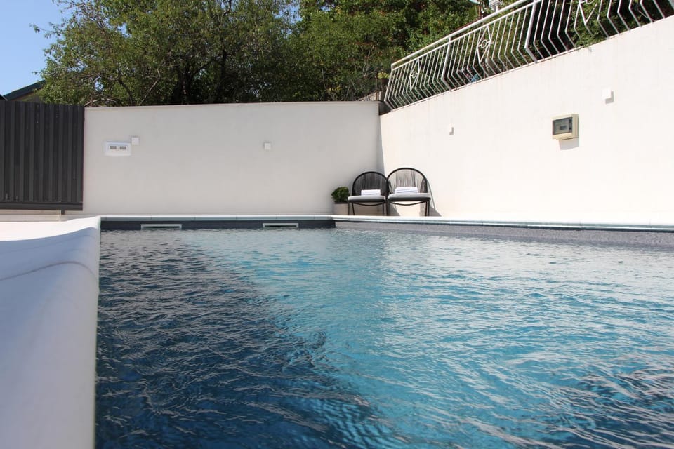 Swimming pool, sunbed