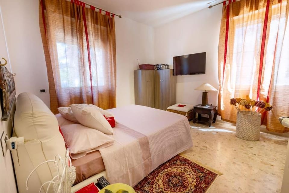 Bed, TV and multimedia, Photo of the whole room, Bedroom