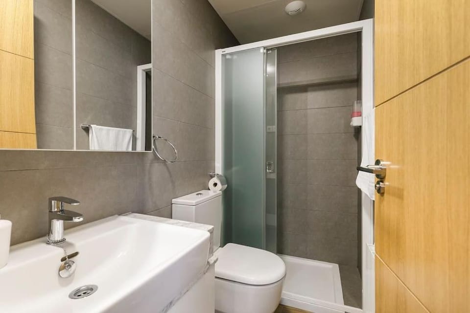 Shower, Toilet, Bathroom, towels