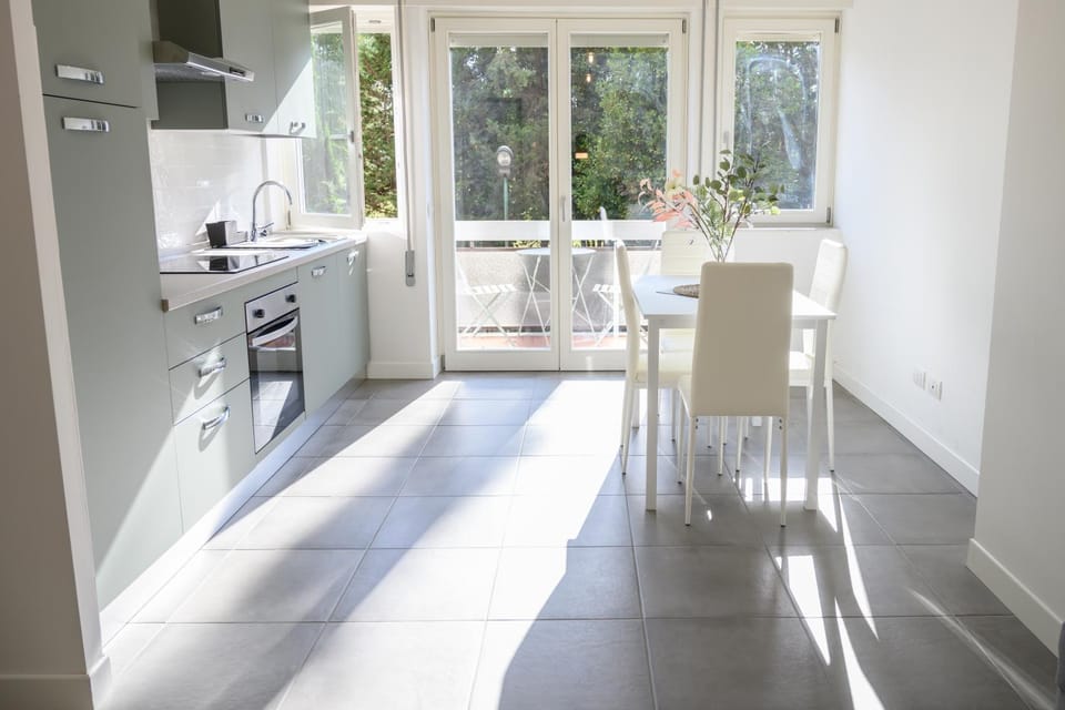 Kitchen or kitchenette, Dining area, minibar, oven, stove