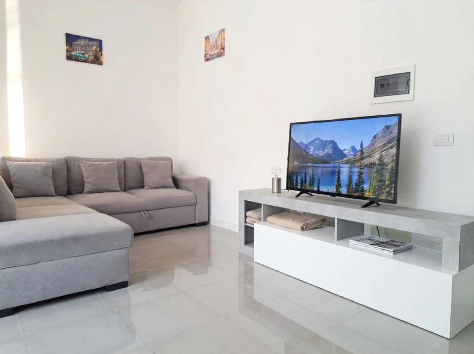 Communal lounge/ TV room, TV and multimedia, Living room, Seating area, Evening entertainment