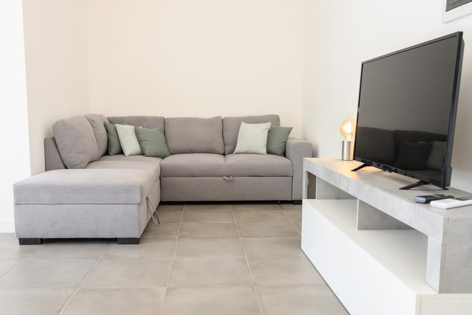 Communal lounge/ TV room, TV and multimedia, Living room, Seating area, Evening entertainment