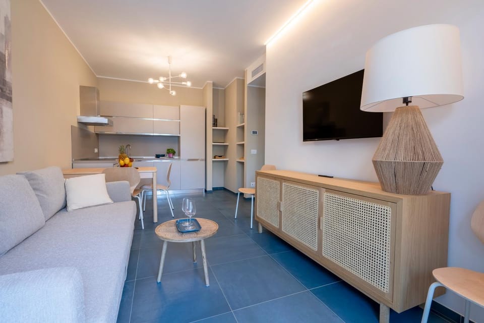 TV and multimedia, Kitchen or kitchenette, Living room, Seating area, Dining area