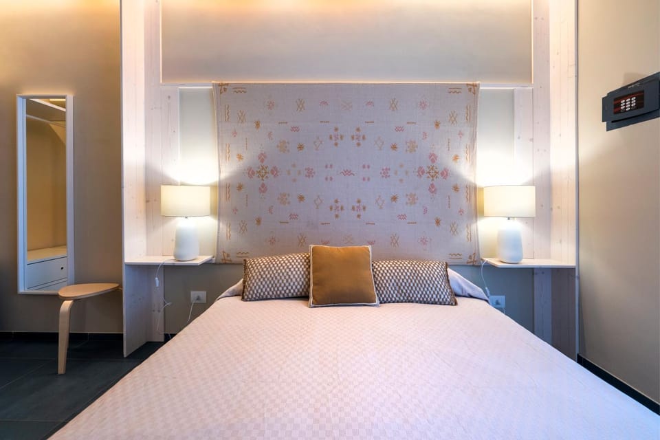 Bed, Photo of the whole room, Bedroom, wardrobe