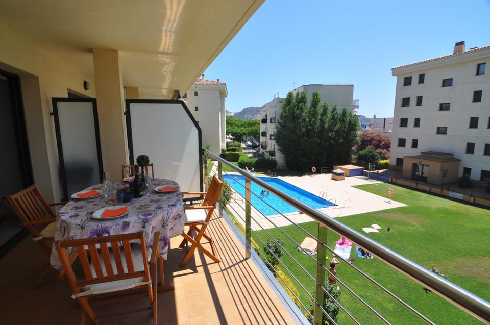 View (from property/room), Dining area, Pool view, Swimming pool