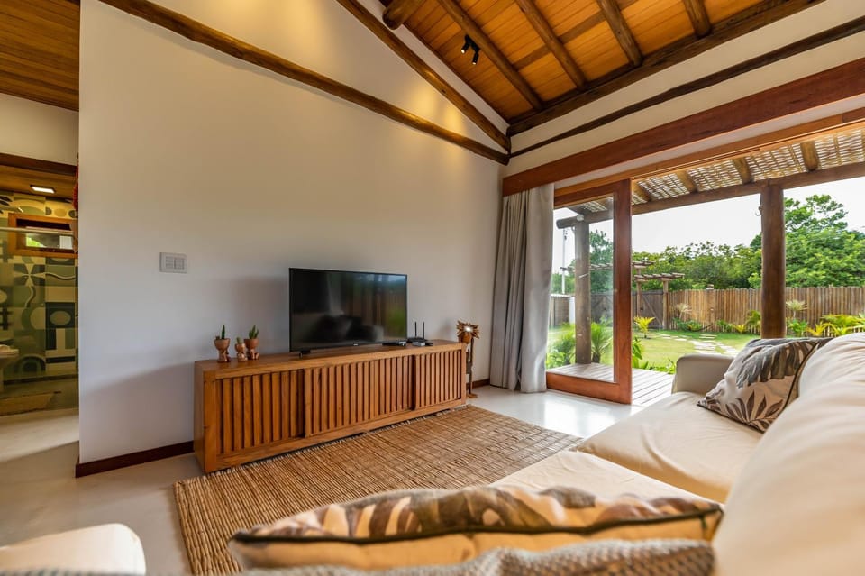 Communal lounge/ TV room, TV and multimedia, Living room, Seating area, Garden view