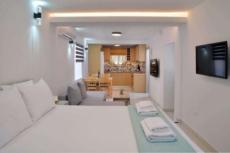 Bed, TV and multimedia, Living room, Dining area, kitchen
