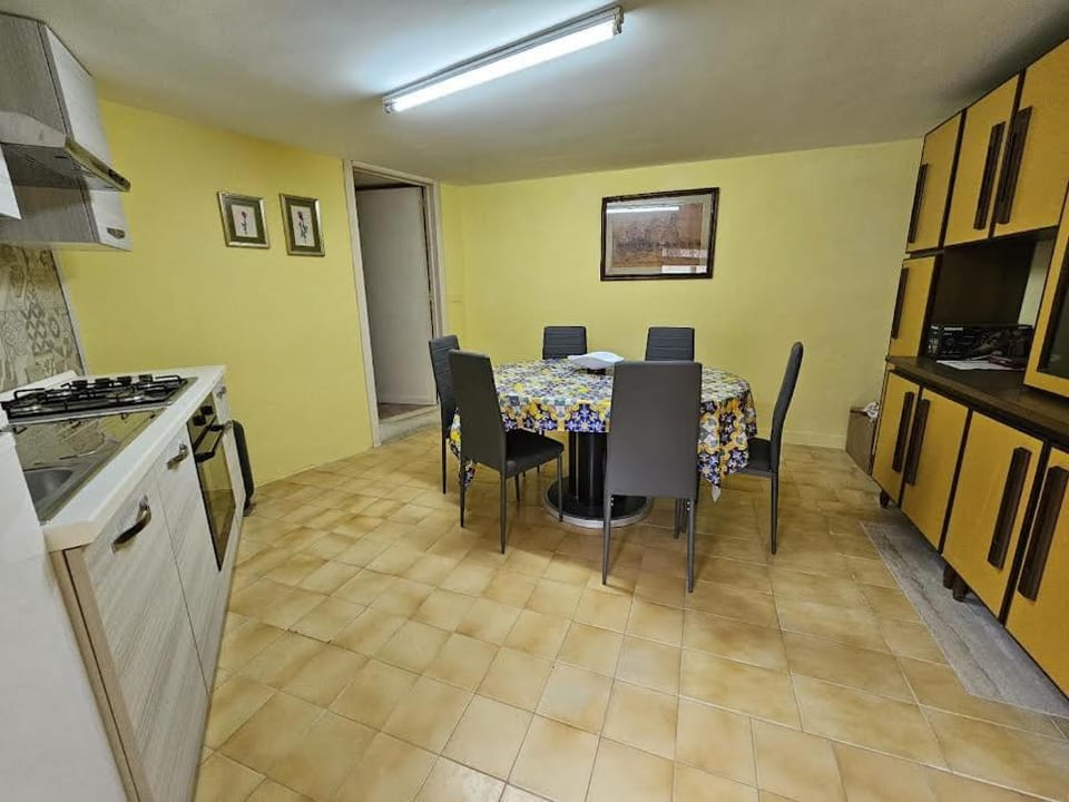 Kitchen or kitchenette, Dining area, minibar, pet friendly, stove