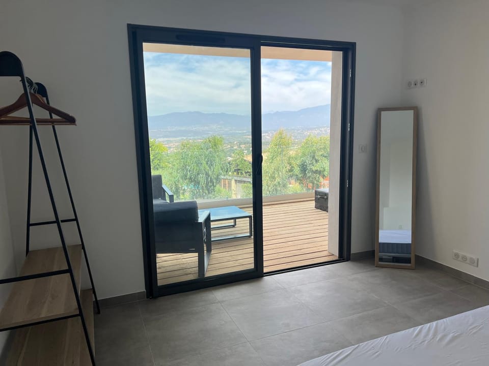 Bedroom, Mountain view