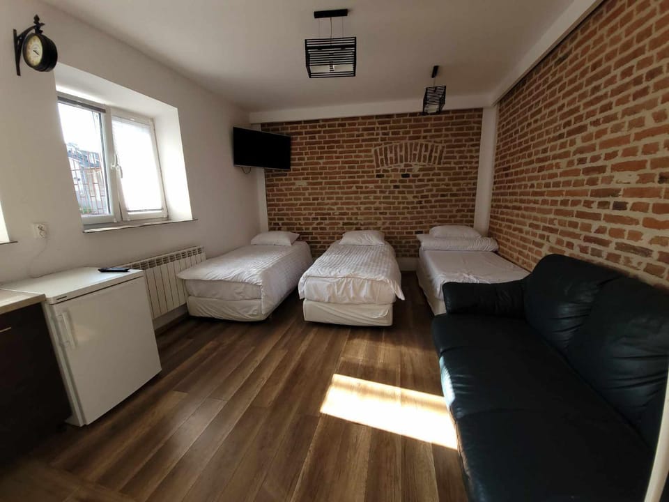 Bed, TV and multimedia, Living room, Photo of the whole room, Seating area, Bedroom