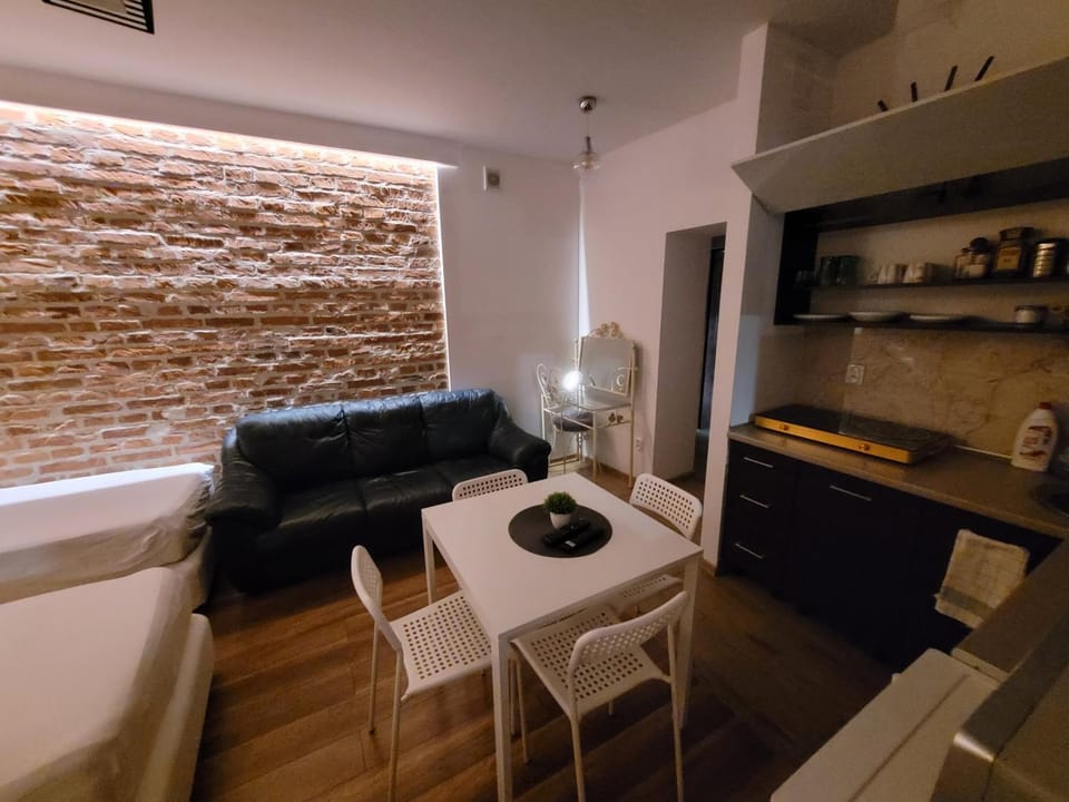 Kitchen or kitchenette, Seating area, Dining area