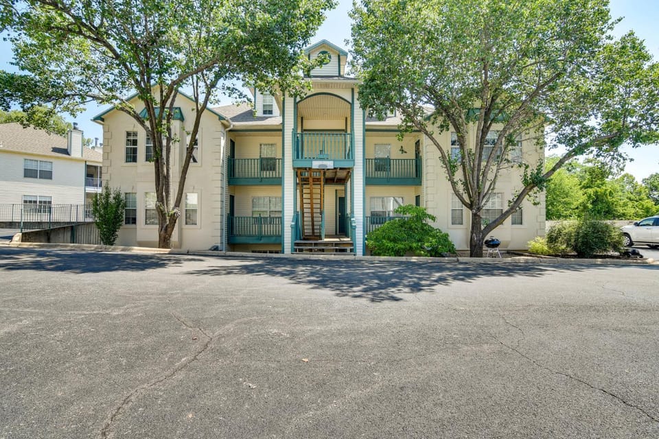 Branson Condo w/ Screened Patio, Pool Access House in Branson