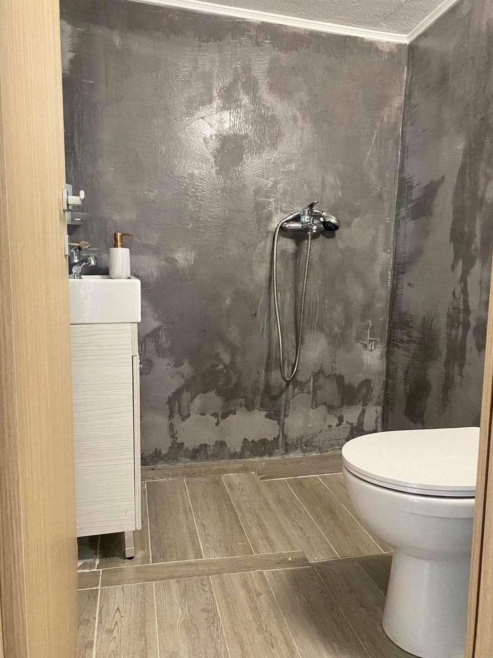 Shower, Toilet, microwave