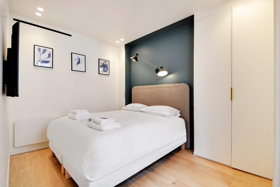 Bed, Bedroom, towels