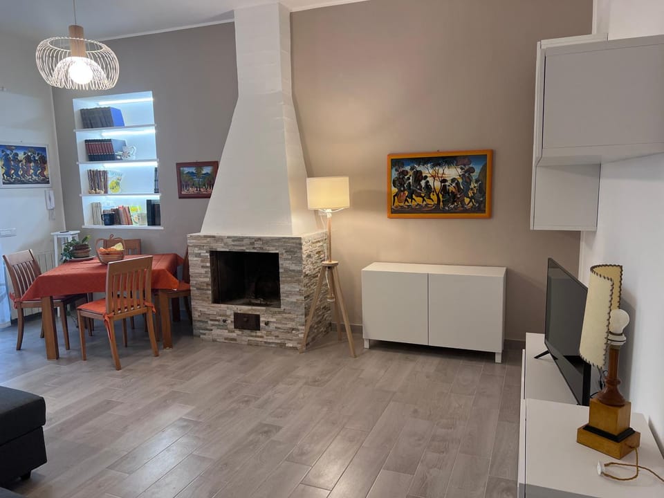 TV and multimedia, Kitchen or kitchenette, Living room, Seating area, Dining area