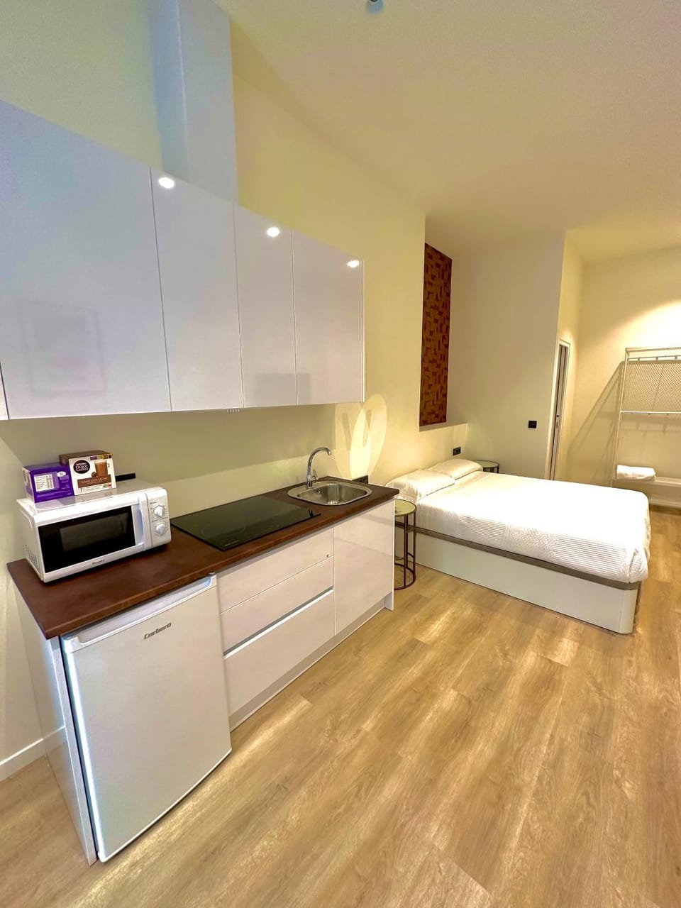 Bed, Kitchen or kitchenette, minibar, stove